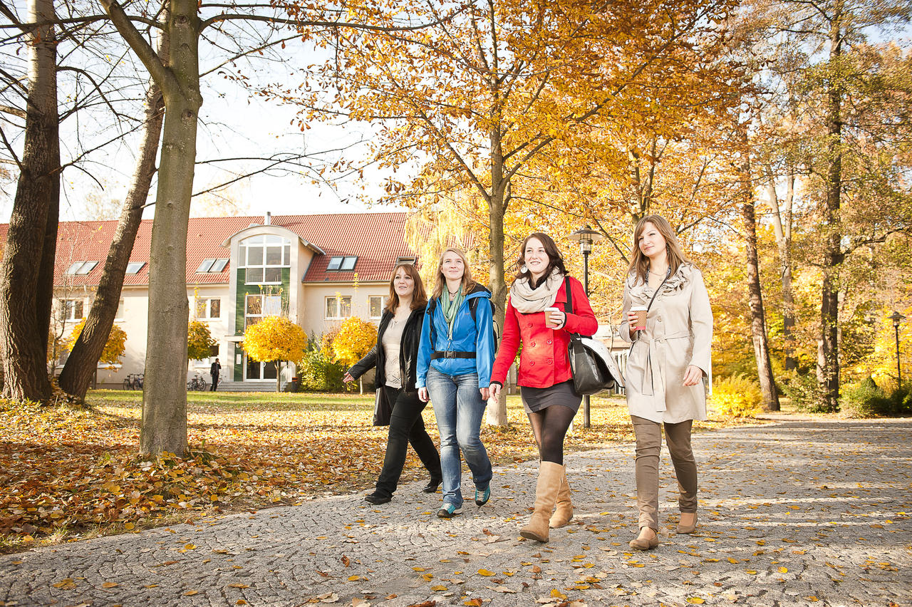 Bild vergrößern: Junge Frauen wandern auf dem herbstlichen Campus