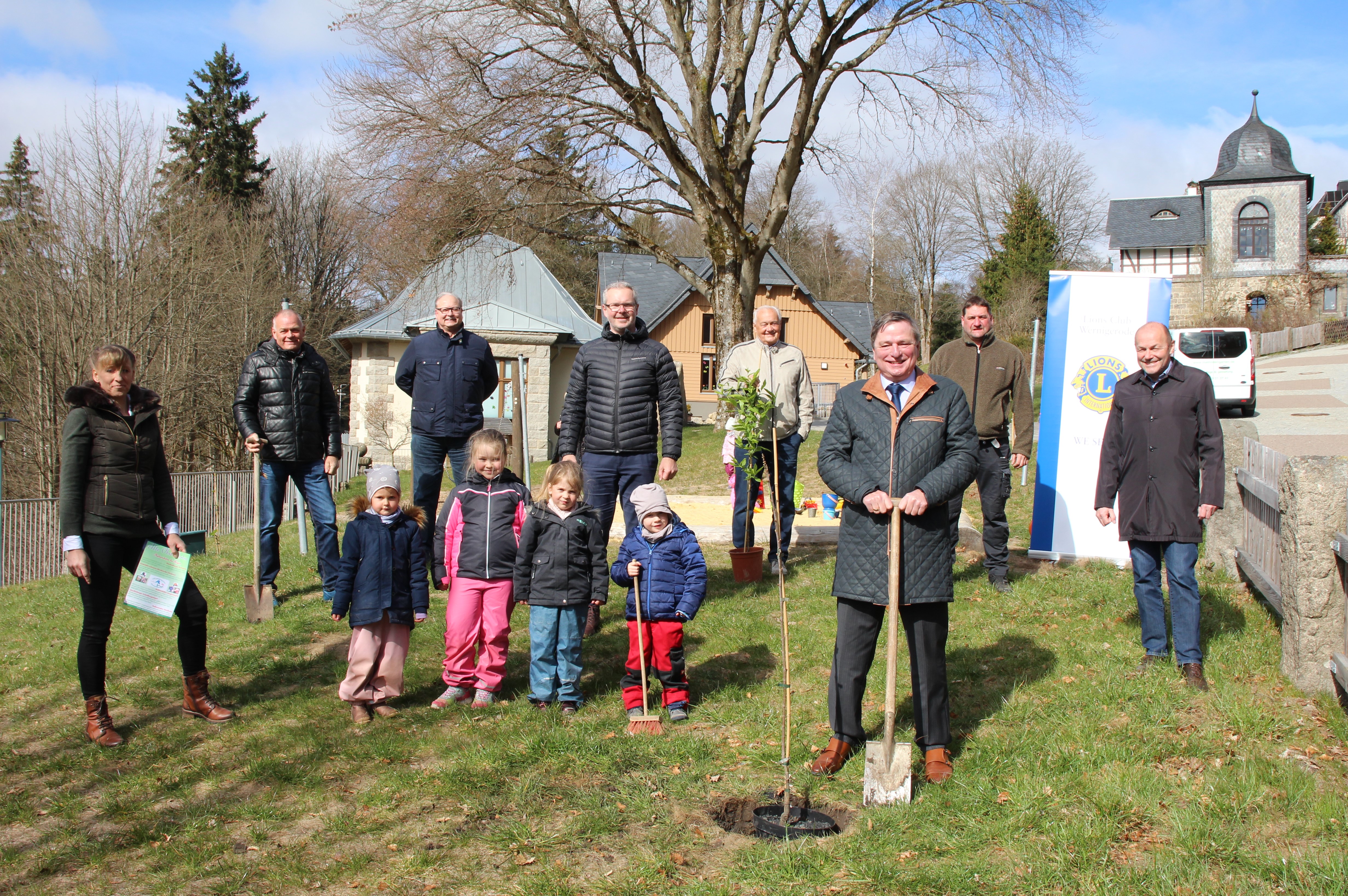Mitglieder des Lions Club pflanzen Bäume im Schierker Kindergarten