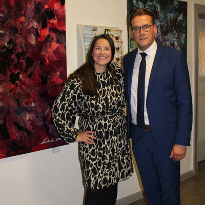 Künstlerin Melanie Kuna-Drechsler mit Oberbürgermeister Tobias Kascha