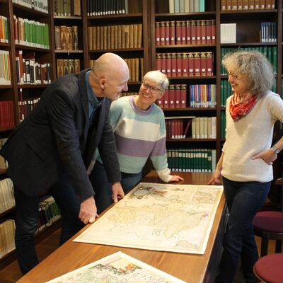 Uwe Lagatz mit der Bibliothekarin Steffi Hoyer und der kommissarischen Sachgebietsleiterin Ulrike Hofmüller