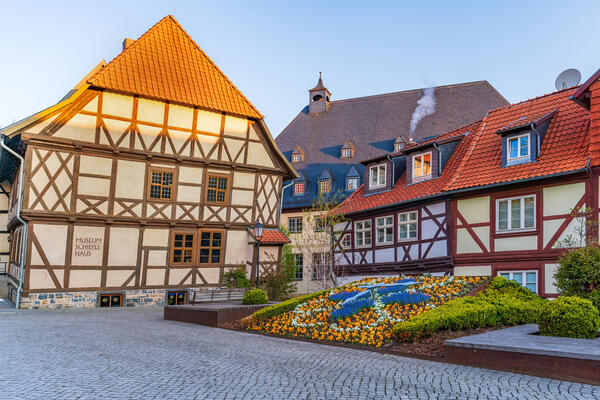 Blumenuhr und Schiefes Haus