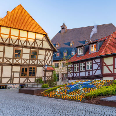 Blumenuhr und Schiefes Haus