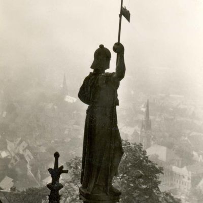 Bild vergrößern: PK_I_0054 Wernigerode Schloss Sandsteinfigur am Festsaalgebäude