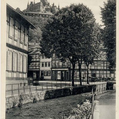 Bild vergrößern: Wernigerode Innenstadt Flutrenne mit Schloss (PK_III_0128)