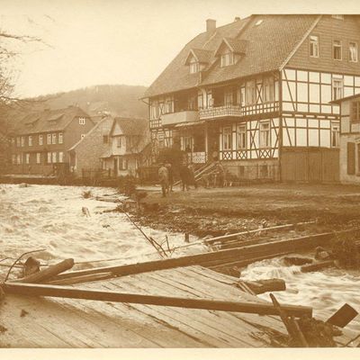 Bild vergrößern: PK_XII_0021 Wernigerode Geschichtl. Ereignisse Zerstörter Straßenteil Insel