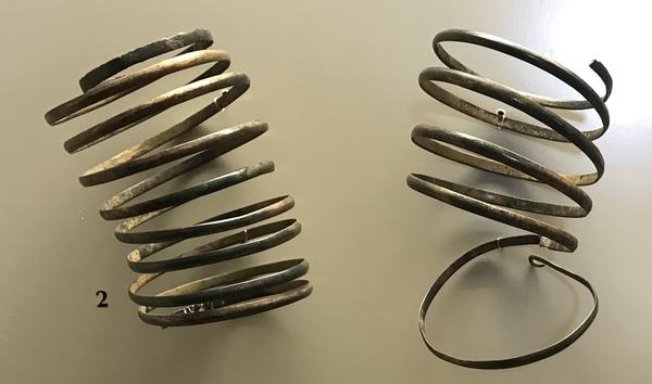 Spiralförmige Bronzearmringe