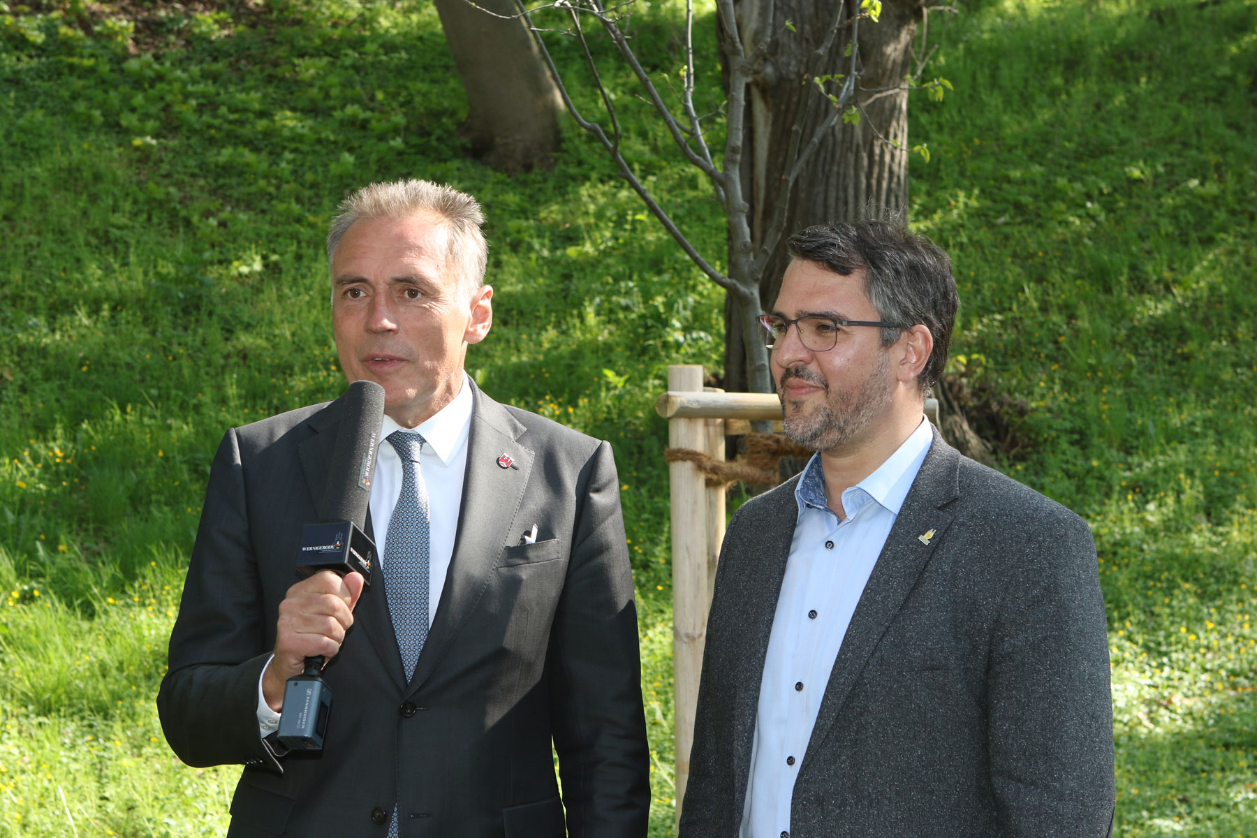 Oberbürgermeister der Stadt Neustadt an der Weinstraße, Marc Weigel und Oberbürgermeister Peter Gaffert bei der Baumpflanzung im Kastanienwäldchen. © Matthias Bein