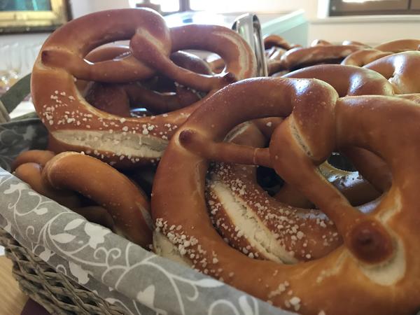 ... die handgemachten Brezeln vom Bäcker unseres Vertrauens.