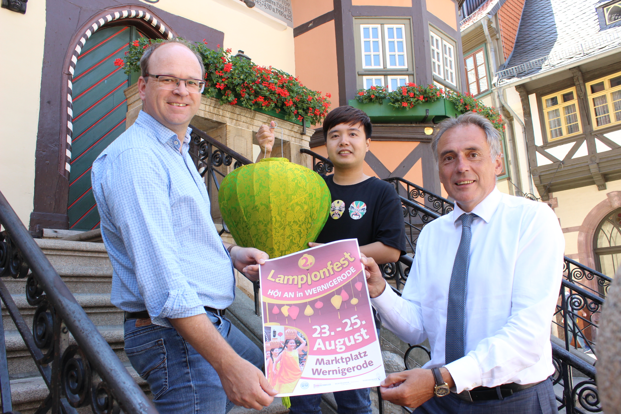 Hospitant aus Hoi An unterstützt die Vorbereitung des Lampionfestes