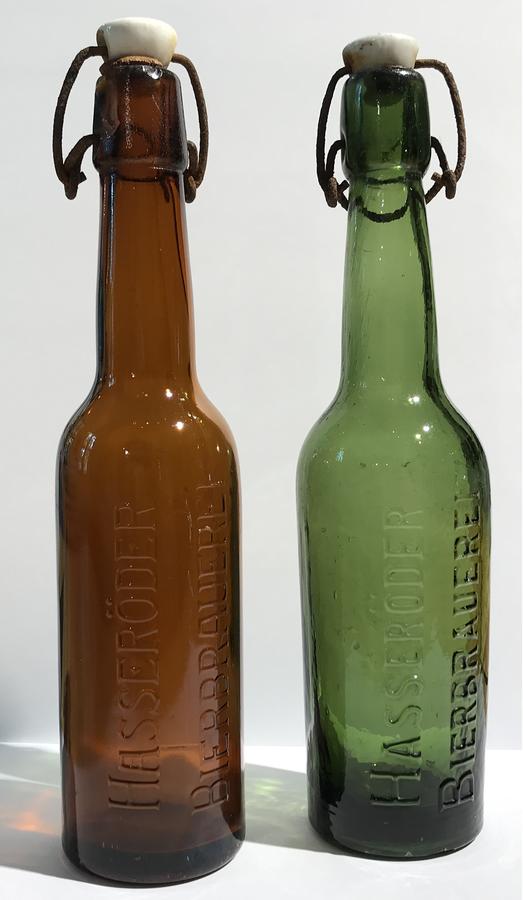 Zwei Glasflaschen mit Bgelverschluss der Hasserder Bierbrauerei.