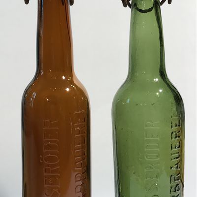 Zwei Glasflaschen mit Bügelverschluss der Hasseröder Bierbrauerei. 