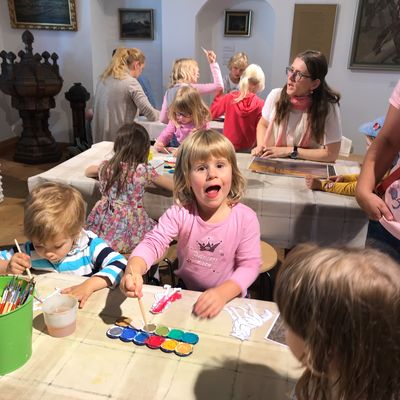 Kreativarbeit: die Kinder haben Spaß ...