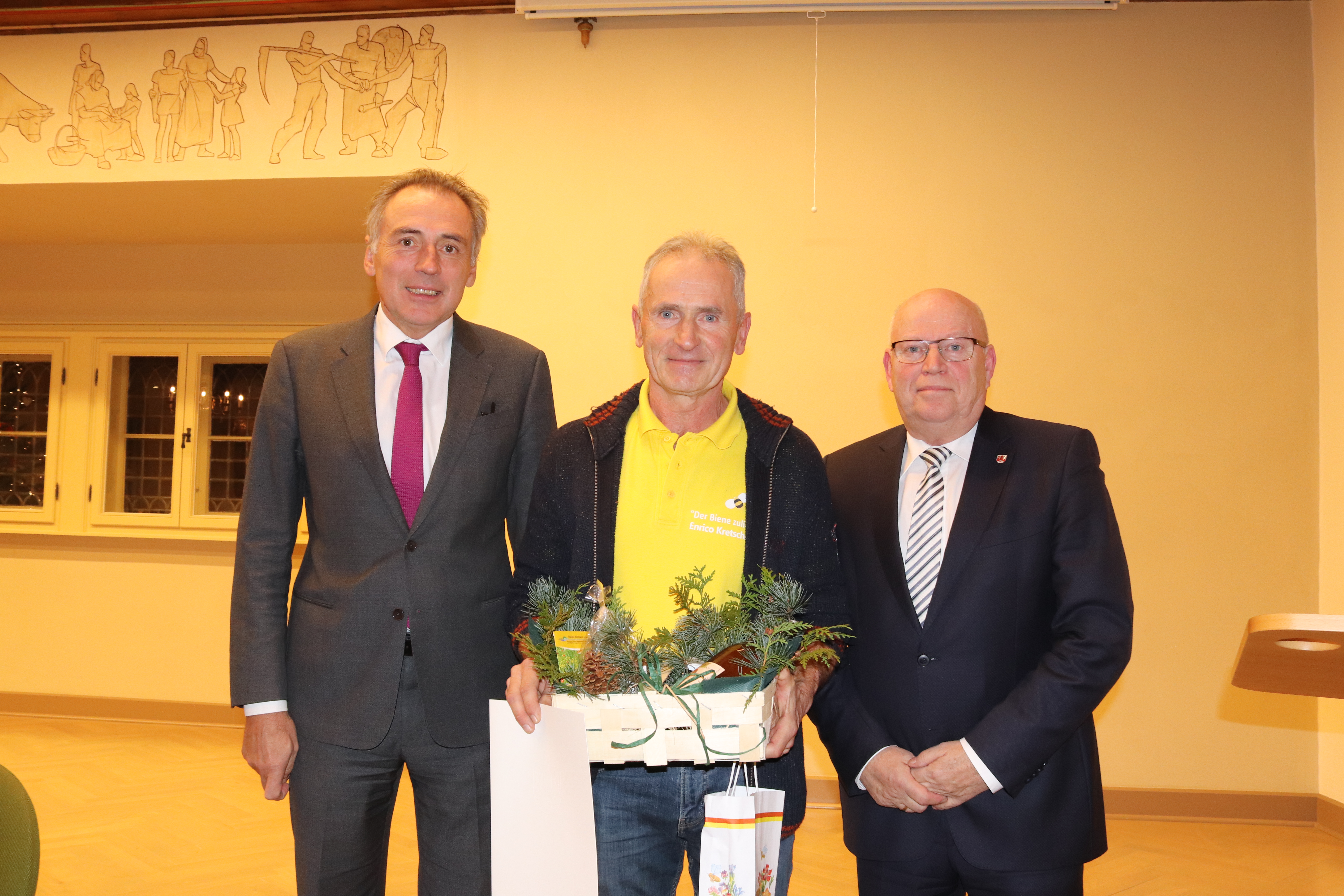 Oberbürgermeister Peter Gaffert (links) übergibt gemeinsam mit Stadtratspräsident Uwe-Friedrich Albrecht (rechts) den Umweltpreis 2019 an Enrico Kretschmar. © Winnie Zagrodnik