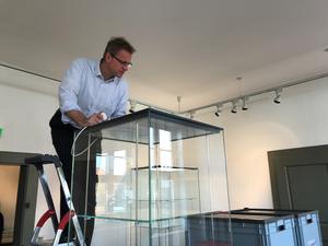 Chefsache - Anschluss der neuen Vitrine