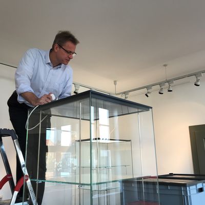 Chefsache - Anschluss der neuen Vitrine