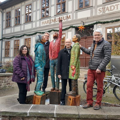 Ludwig Hoffmann, Silvia Lisowski, Rüdiger Dorff und Museumsleiter Olaf Ahrens zwischen den neuen Figuren der Himmelsgucker ©  Stadt Wernigerode