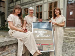 Mitarbeiterinnen im Steinzeitlook