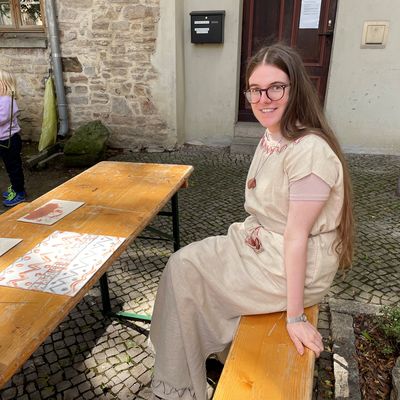 Archäologiestudentin Paula Simon leitet die Nachwuchsarchäologen an.
