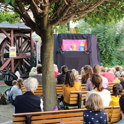 Puppentheater im Innenhof