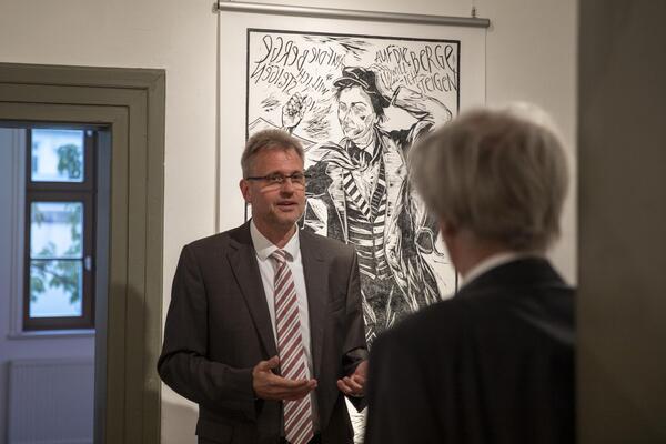 Bild vergr&ouml;&szlig;ern: Olaf_Ahrens_im_Gespr�ch_mit_Prof_Julius_Schoeps