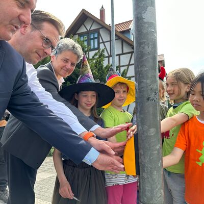 Bild vergrößern: Ministerin Dr. Lydia Hskens und Oberbrgermeister Tobias Kascha bei der Einweihung der 1. Hexenampel