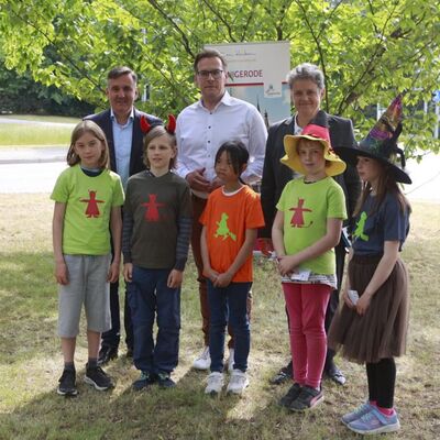 Bild vergrößern: Ministerin Dr. Lydia Hskens und Oberbrgermeister Tobias Kascha bei der Einweihung der 1. Hexenampel