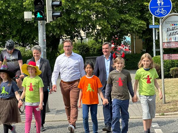 Oberbürgermeister Tobias Kascha bei der Einweihung der 1. Hexenampel