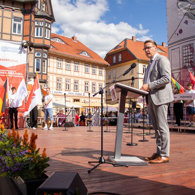 Oberbürgermeister Tobias Kascha begrüßt die Chöre