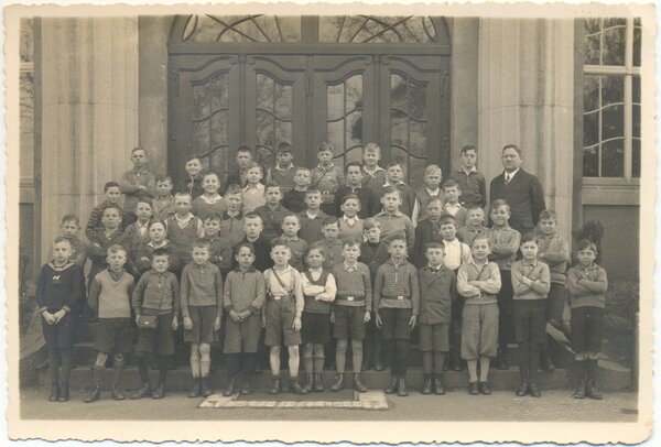 Klasse der Knaben-Volksschule mit Lehrer Köhler um 1930