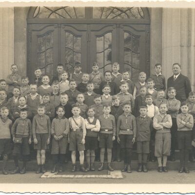 Klasse der Knaben-Volksschule mit Lehrer Köhler um 1930