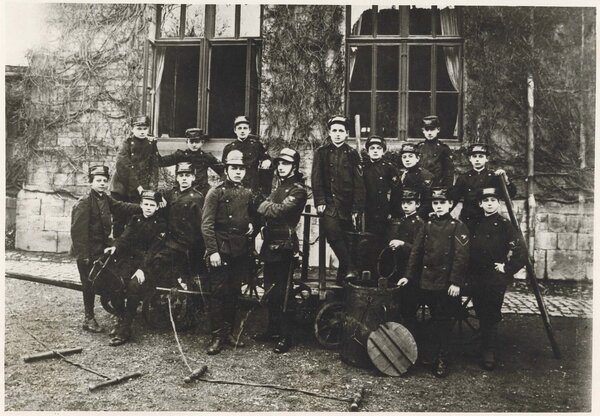 Schülerfeuerwehr Fürst-Otto-Gymnasium,um 1920, Fotosammlung Oemler, Stadtarchiv