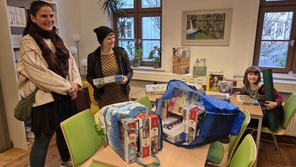 Publikum_bei_der_ersten_Puzzletauschbörse_Stadtbibliothek