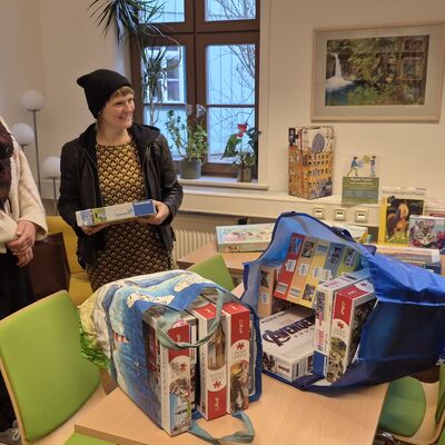 Publikum_bei_der_ersten_Puzzletauschb&ouml;rse_Stadtbibliothek