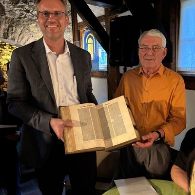 Bild vergr&ouml;&szlig;ern: &Uuml;bergabe_Inkunabel_Ludwig_Hoffmann_und_Olaf_Ahrens_20250619
