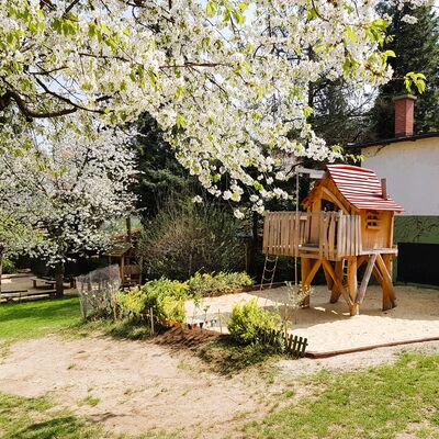 Bild vergr&ouml;&szlig;ern: Kita_Hummelhaus_Spielplatz mit Baumhaus